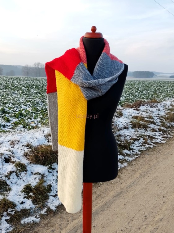 Długi szal ręcznie robiony.