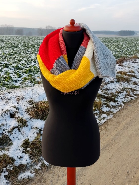 Długi, kolorowy szal ręcznie robiony.