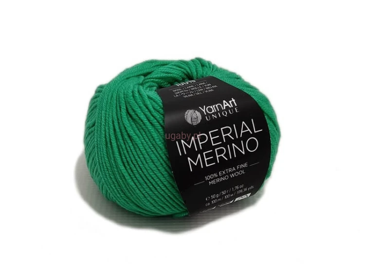 Motek włóczki YarnArt Imperial Merino w kolorze butelkowej zieleni (3332). Głęboki, ciemnozielony odcień wełny 100% merino extra fine o sprężystym splocie.