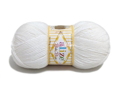 Motek puszystej włóczki Alize Baby Best w czystym, białym kolorze (nr 55). Przędza o gładkim splocie z delikatnym satynowym połyskiem, owinięta papierową banderolą producenta.