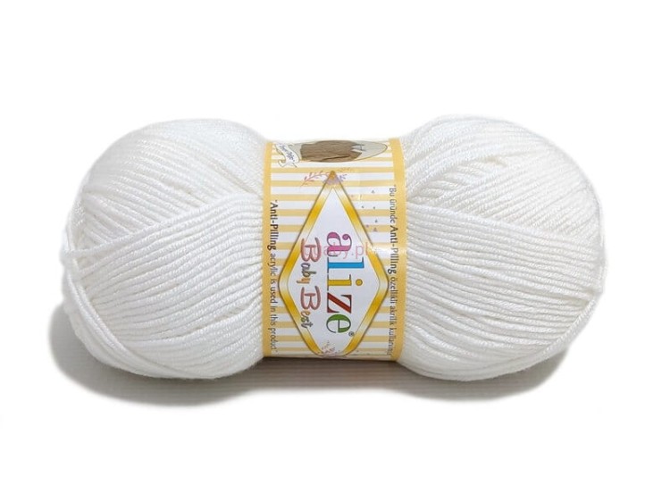 Motek puszystej włóczki Alize Baby Best w czystym, białym kolorze (nr 55). Przędza o gładkim splocie z delikatnym satynowym połyskiem, owinięta papierową banderolą producenta.