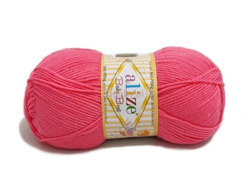 Motek puszystej włóczki Alize Baby Best w nasyconym, koralowym kolorze (nr 170). Przędza o gładkim splocie z widocznym, delikatnym połyskiem bambusa, owinięta papierową banderolą producenta.