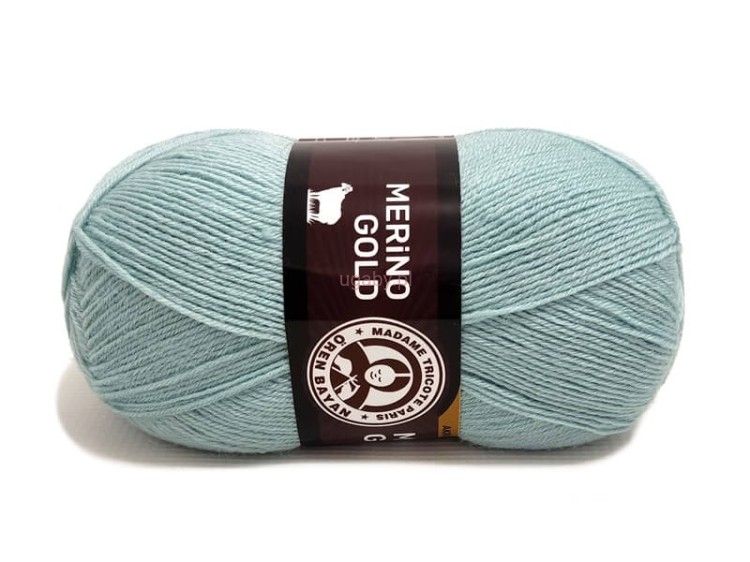 Włóczka Merino Gold w kolorze przydymiony błękit nr 135 – miękka i elegancka mieszanka wełny z akrylem na chusty i swetry.
