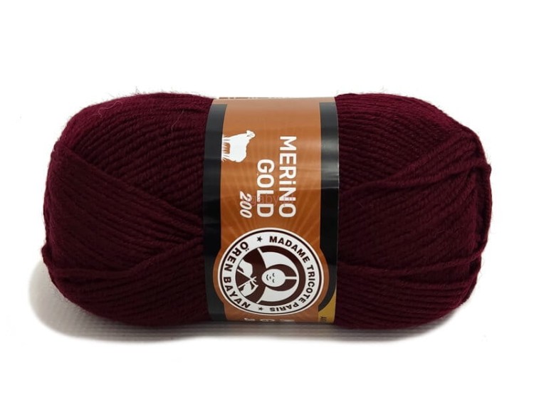 Motek włóczki Madame Tricote Paris Merino Gold 200 w kolorze buraczkowym o numerze 035.