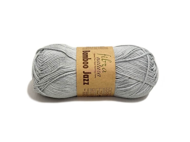 Motek popielatej włóczki Fibra Natura Bamboo Jazz o numerze 215, o gładkiej strukturze i jasnoszarym odcieniu.