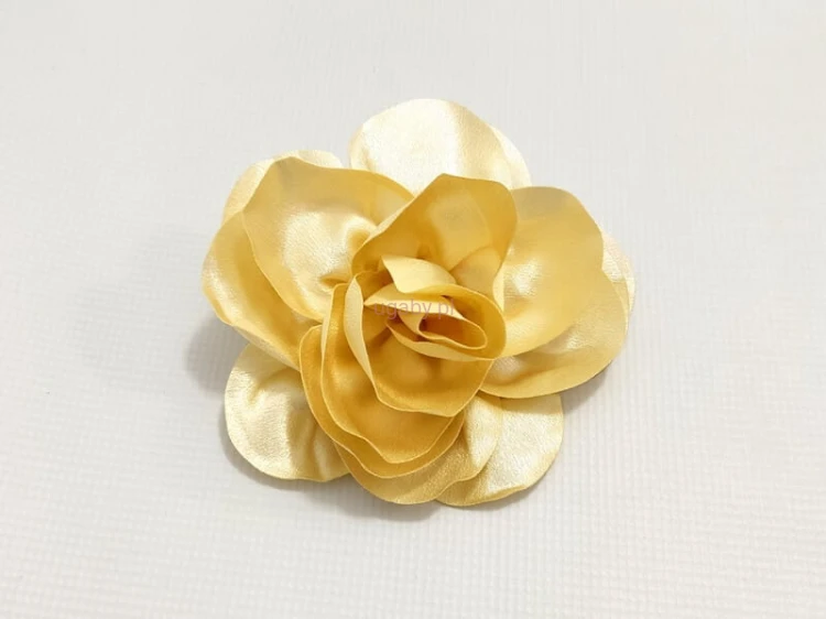 satynowy kwiatek kolor kremowy