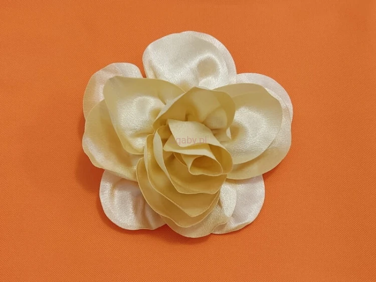 satynowy kwiatek kolor kremowy