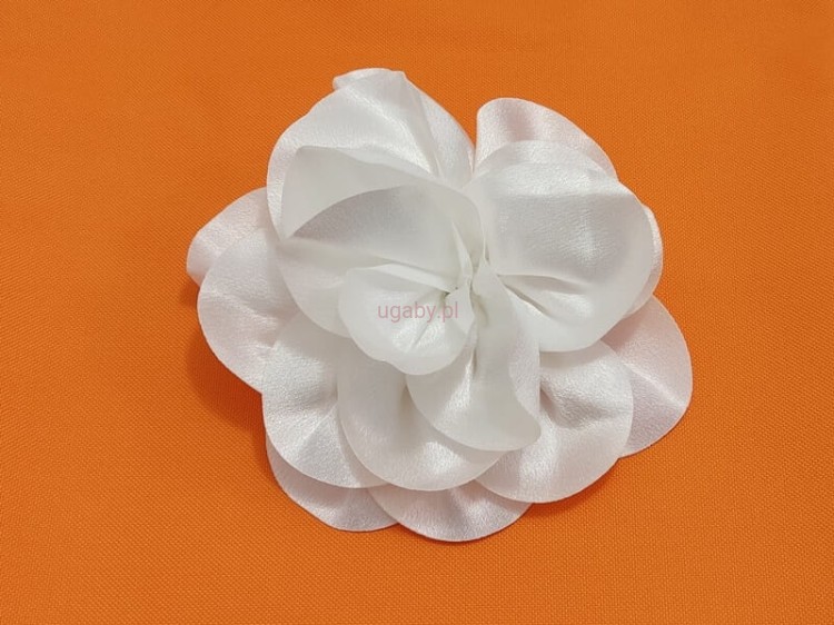 satynowy kwiatek kolor biały