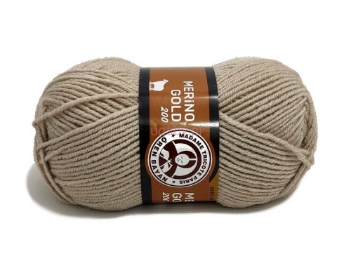 Motek włóczki Madame Tricote Paris Merino Gold 200 w kolorze beżowym jasnym o numerze 130.