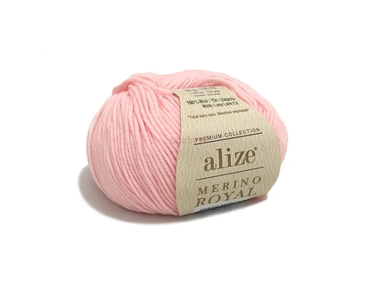 Motek jasnoróżowej włóczki Alize Merino Royal nr 31. Klasyczna wełna owcza 100% w pudrowym, pastelowym odcieniu o wyraźnym splocie.