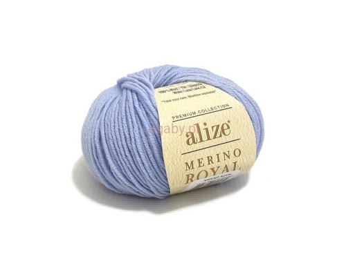 Motek jasnoniebieskiej włóczki Alize Merino Royal nr 480. Klasyczna wełna owcza o gładkim splocie w pastelowym, błękitnym odcieniu.