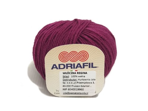 Motek wełny merino Adriafil Regina w kolorze ciemnej fuksji (53). Intensywny, amarantowy odcień wysokiej jakości włoskiej włóczki na białym tle.