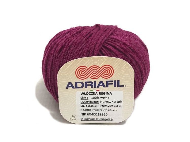 Motek wełny merino Adriafil Regina w kolorze ciemnej fuksji (53). Intensywny, amarantowy odcień wysokiej jakości włoskiej włóczki na białym tle.