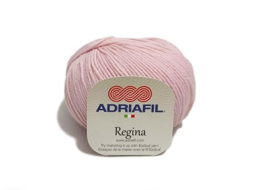 Jasnoróżowa włóczka Adriafil Regina nr 43, 100% merino superwash, widoczny motek wełny merynosowej z kremową etykietą producenta.