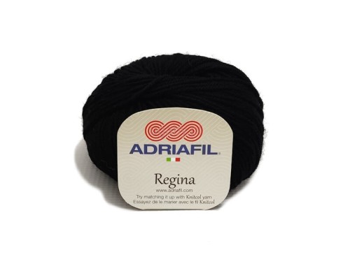 Czarna włóczka Adriafil Regina kolor 01, 100% merino superwash, widoczna etykieta producenta na tle czarnego motka.