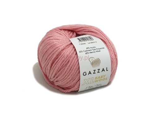 Motek włóczki Gazzal Baby Wool XL w kolorze pudrowego różu 845 z widoczną białą etykietą i certyfikatem składu.