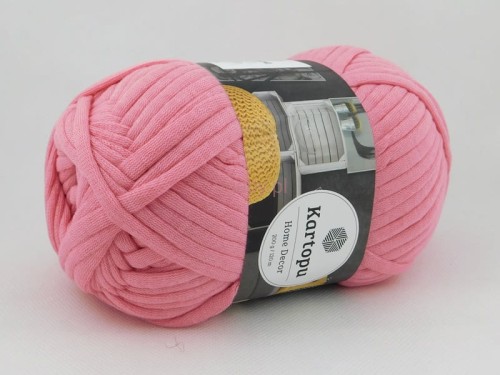 Różowa włóczka Kartopu Home Decor k748 w formie grubego motka o splocie przypominającym bawełniany sznurek.