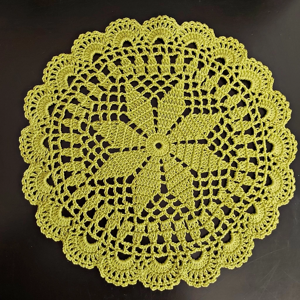 Żółta serwetka wykonana z kordonka Crochetta.